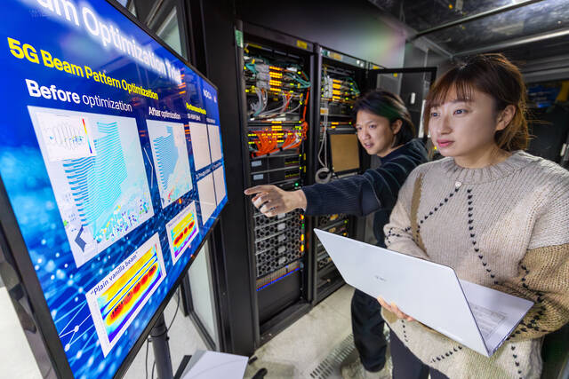 KT가 글로벌 이동통신 장비 기업 노키아와 AI 기반 빔패턴 최적화 기술을 성공적으로 검증했다고 23일 밝혔다. KT직원들이 빔패턴 최적화 기술 검증을 진행하고 있다. /KT