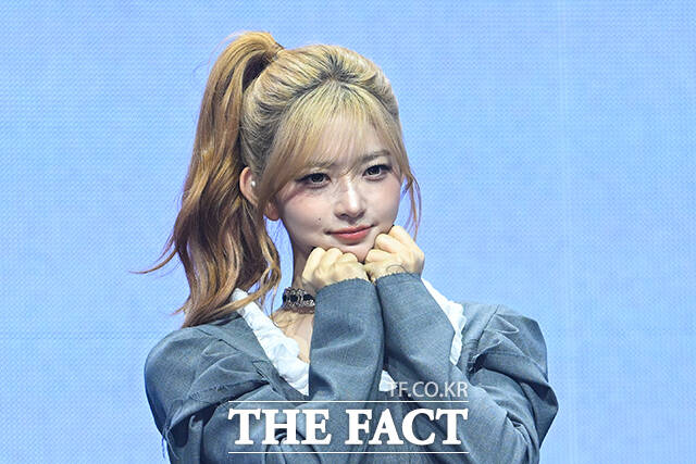 그룹 아이브의 레이와 가을, 장원영, 안유진, 이서, 리즈(왼쪽부터)가 23일 오후 서울 광진구 예스24 라이브홀에서 열린 정규 2집 ‘REVIVE+(리바이브 플러스)’ 발매 기념 미디어 쇼케이스에 참석해 포즈를 취하고 있다. /서예원 기자