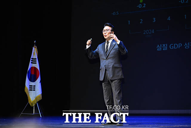 김민석 국무총리가 23일 오후 경기 인천시 계양구 계양문화회관에서 열린 '2026 신년특강 K-국정설명회'에 참석해 발언하고 있다. /인천=박헌우 기자