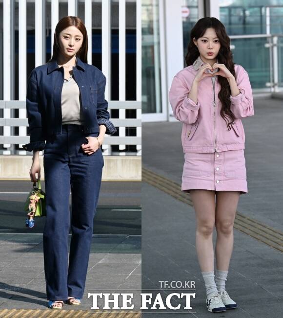 르세라핌 허윤진(왼쪽)과 홍은채가 23일 오전 패션쇼 참석을 위해 인천국제공항에서 밀라노로 출국하며 포즈를 취하고 있다. /인천국제공항=이새롬 기자