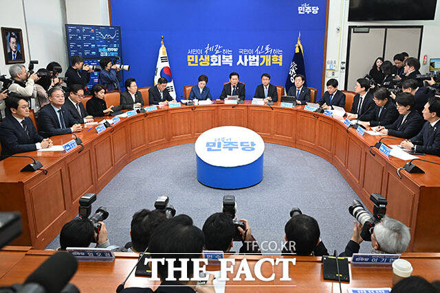 장동혁 대표와 공식 회담 제안하는 정 대표(가운데).