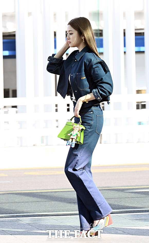 르세라핌 허윤진(왼쪽)과 홍은채가 23일 오전 패션쇼 참석을 위해 인천국제공항에서 밀라노로 출국하며 포즈를 취하고 있다. /인천국제공항=이새롬 기자