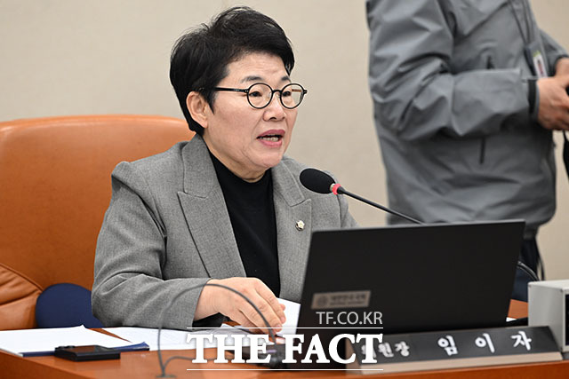 의원 질의에 답하는 구윤철 부총리 겸 재경경제부 장관.