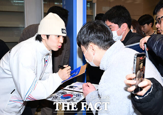 2026 밀라노·코르티나담페초 동계올림픽 일정을 마친 한국 피겨스케이팅 남자 싱글 간판 차준환(서울시청)이 23일 인천국제공항으로 귀국해 김진서 코치로부터 꽃다발을 받고 있다.