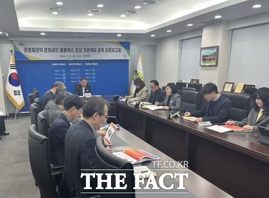 경기 파주시가 지난 20일 개최한 운정중앙역 문화공연 콤플렉스 조성 타당성 조사 및 기본계획 수립 용역 최종 보고회에서 사업 추진 방향에 대한 논의가 진행되고 있다. /파주시