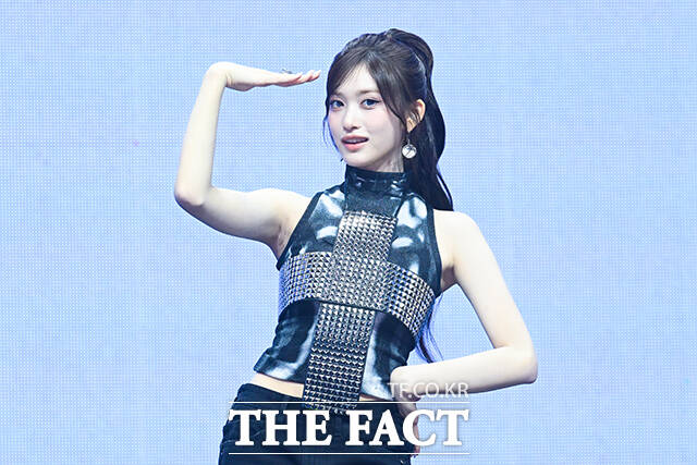 그룹 아이브의 레이와 가을, 장원영, 안유진, 이서, 리즈(왼쪽부터)가 23일 오후 서울 광진구 예스24 라이브홀에서 열린 정규 2집 ‘REVIVE+(리바이브 플러스)’ 발매 기념 미디어 쇼케이스에 참석해 포즈를 취하고 있다. /서예원 기자