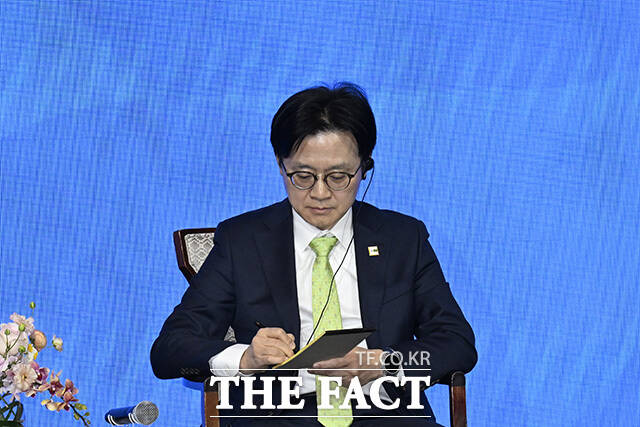 룰라 대통령이 김정관 산업통상부 장관과 기념사진을 촬영하고 있다.