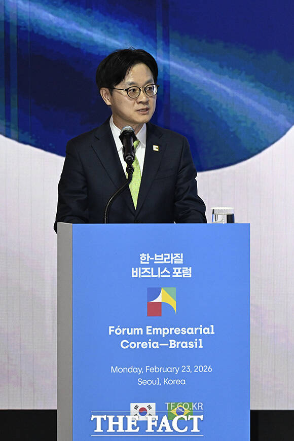 룰라 대통령이 김정관 산업통상부 장관과 기념사진을 촬영하고 있다.