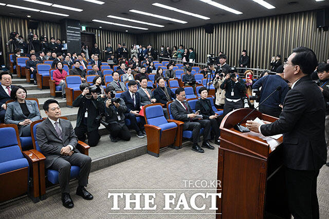 모두발언하는 송 원내대표.