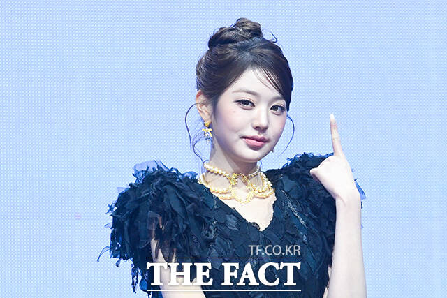 그룹 아이브의 장원영이 23일 오후 서울 광진구 예스24 라이브홀에서 열린 정규 2집 ‘REVIVE+(리바이브 플러스)’ 발매 기념 미디어 쇼케이스에 참석해 포즈를 취하고 있다. /서예원 기자