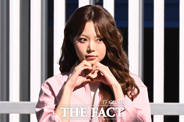 르세라핌 홍은채가 23일 오전 '오니츠카타이거(Onitsuka Tiger)'의 패션쇼 참석을 위해 인천국제공항에서 이탈리아 밀라노로 출국하며 팬들에게 인사하고 있다. /인천국제공항=김성렬 인턴기자