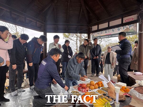 대전시 서구 복수동 행정복지센터가 22일 복수동 방위협의회 주관으로 자생단체 회원 및 마을 주민 등 100여 명이 참석한 가운데 쟁기봉 일원에서 제20회 쟁기봉 산신제를 개최했다. /대전 서구