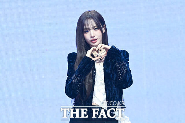 그룹 아이브의 레이와 가을, 장원영, 안유진, 이서, 리즈(왼쪽부터)가 23일 오후 서울 광진구 예스24 라이브홀에서 열린 정규 2집 ‘REVIVE+(리바이브 플러스)’ 발매 기념 미디어 쇼케이스에 참석해 포즈를 취하고 있다. /서예원 기자