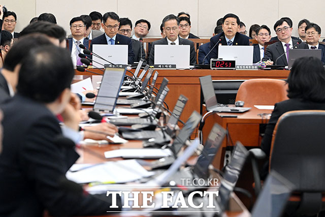 의원 질의 듣는 구 부총리.