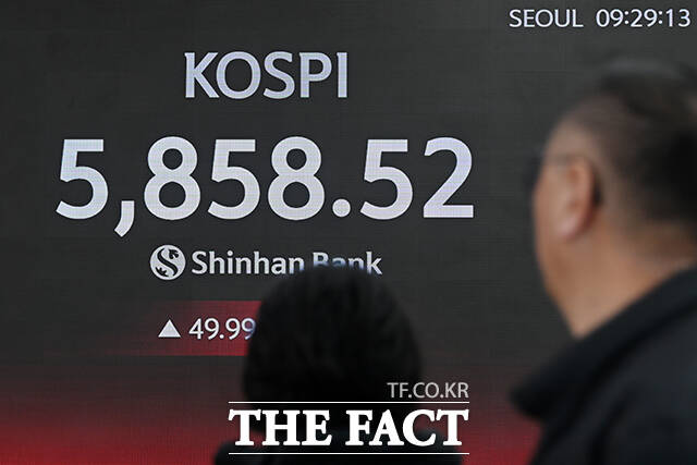 미 연방대법원이 도널드 트럼프 대통령의 상호관세 정책에 제동을 건 가운데 23일 오전 서울 중구 신한은행 로비 전광판에 지수가 표시되고 있다. /서예원 기자