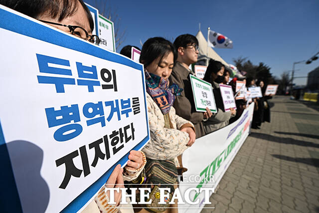평화활동가 김민형(두부) 씨가 병역거부 선언을 하고 있다.