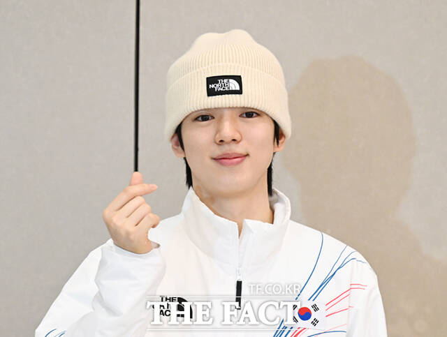 2026 밀라노·코르티나담페초 동계올림픽 일정을 마친 한국 피겨스케이팅 남자 싱글 간판 차준환(서울시청)이 23일 인천국제공항으로 귀국해 손하트를 하고 있다. /인천국제공항=이새롬 기자