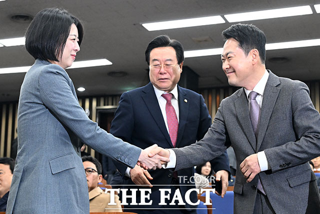 의원총회 참석한 배 의원(왼쪽)과 장 대표.