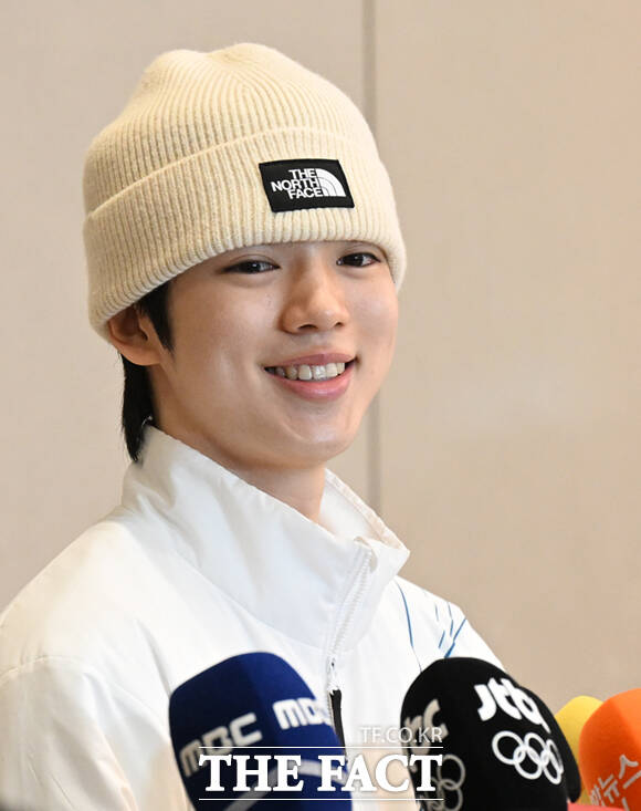 2026 밀라노·코르티나담페초 동계올림픽 일정을 마친 한국 피겨스케이팅 남자 싱글 간판 차준환(서울시청)이 23일 인천국제공항으로 귀국해 김진서 코치로부터 꽃다발을 받고 있다.