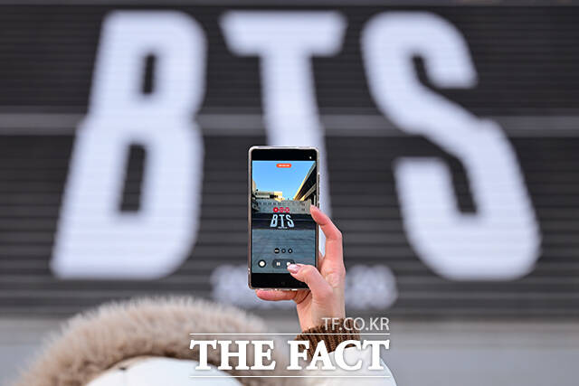 23일 경찰에 따르면 서울경찰청은 이날 오후 8시 BTS 공연 티켓 발매에 앞서 온라인상에 게시된 대리구매·고가 재판매 글 34건에 대해 삭제 및 차단을 요청했다. 사진은 지난달 8일 오전 서울 종로구 세종문화회관 중앙계단에 설치된 방탄소년단(BTS)의 컴백 랩핑·5집 로고 조형물 앞에서 관광객들이 기념사진을 찍고 있는 모습./남윤호 기자