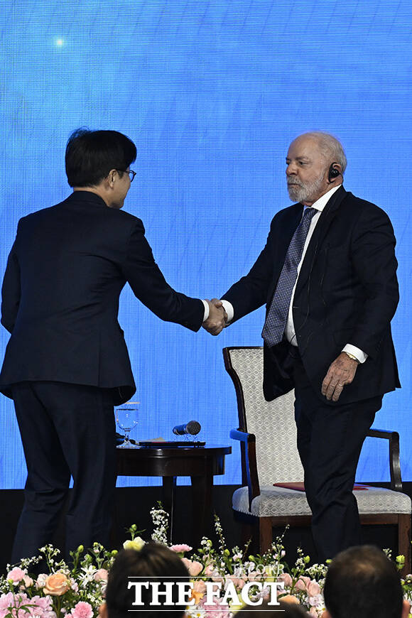 룰라 대통령이 김정관 산업통상부 장관과 기념사진을 촬영하고 있다.