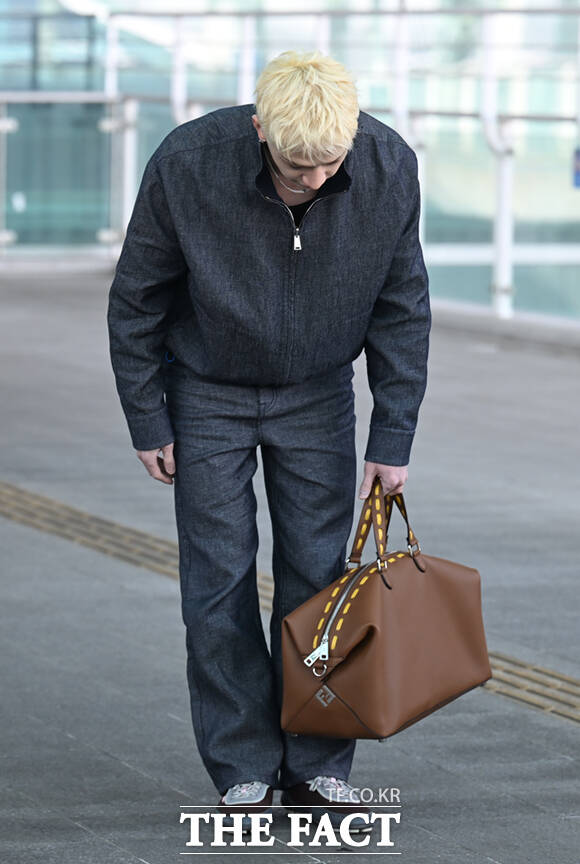 스트레이키즈 방찬이 23일 오전 밀라노 패션 위크 펜디 FW26 쇼 참석을 위해 인천국제공항에서 밀라노로 출국하며 인사하고 있다. /인천국제공항=이새롬 기자