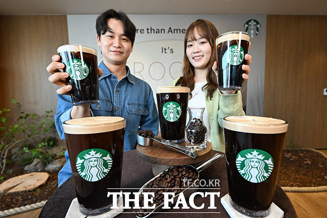 바리스타와 모델들이 23일 오전 서울 용산구 스타벅스 아카데미 센터에서 열린 ‘스타벅스 에어로카노(Aerocano) 출시 기념 사진 행사에서 제품을 선보이고 있다. /서예원 기자
