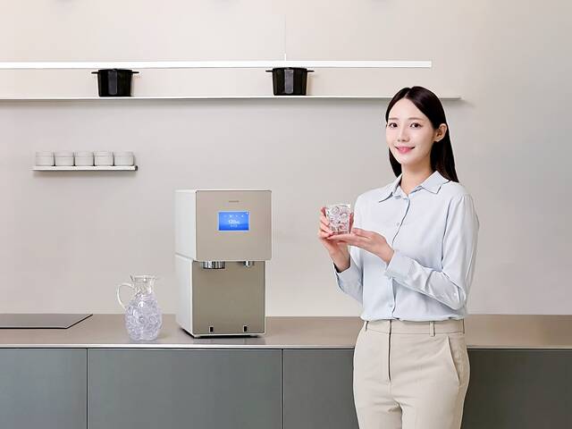 삼성전자 모델이 23일 출시한 '비스포크 AI 얼음정수기' 신제품을 소개하고 있다. /삼성전자