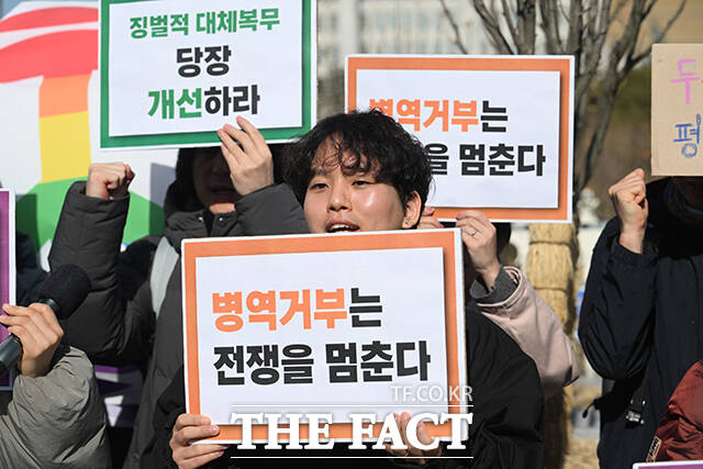 평화활동가 김민형(두부) 씨가 병역거부 선언을 하고 있다.