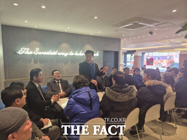 주철현 국회의원이 설 연휴 전후 전남·광주 지역을 돌며 시민들과 소통하고 있다. /주철현 국회의원