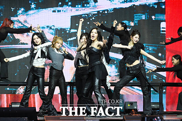 그룹 아이브가 23일 오후 서울 광진구 예스24 라이브홀에서 열린 정규 2집 ‘REVIVE+(리바이브 플러스)’ 발매 기념 미디어 쇼케이스에 참석해 타이틀곡 ‘블랙홀(BLACKHOLE)’ 무대를 펼치고 있다. /서예원 기자