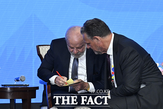 룰라 대통령이 김정관 산업통상부 장관과 기념사진을 촬영하고 있다.