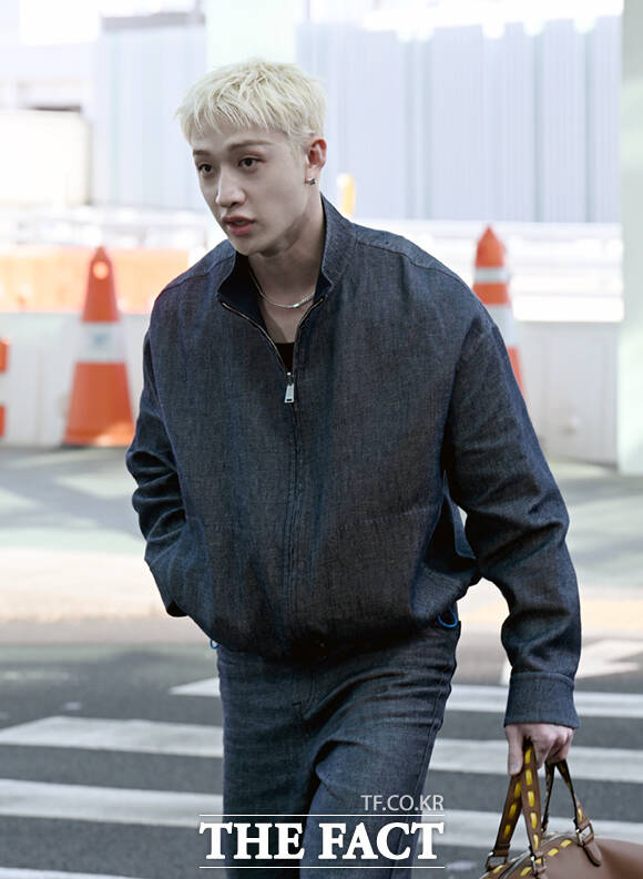 스트레이키즈 방찬이 23일 오전 밀라노 패션 위크 펜디 FW26 쇼 참석을 위해 인천국제공항에서 밀라노로 출국하며 인사하고 있다. /인천국제공항=이새롬 기자