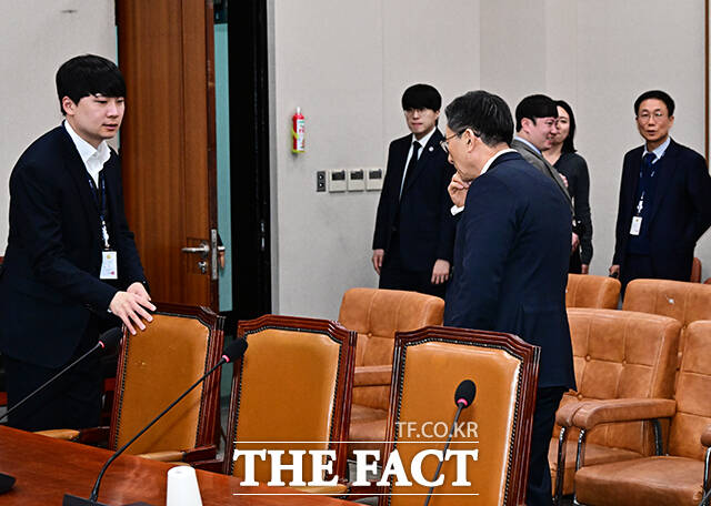 자리에 앉아보지도 못한 채 퇴장하는 정성호 법무부 장관.