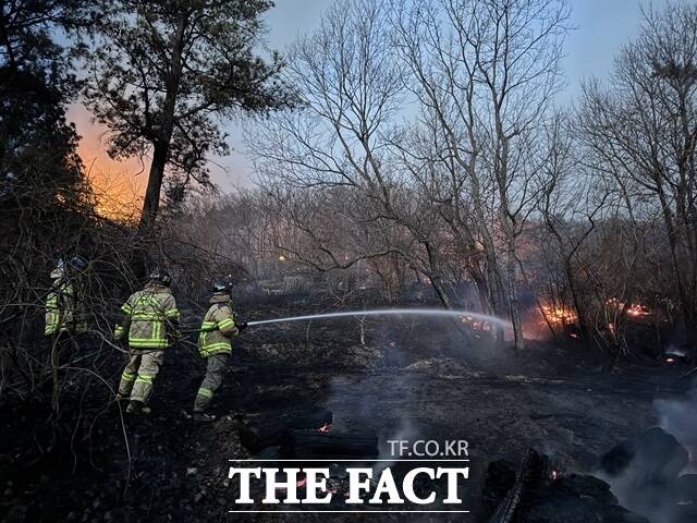 23일 오후 4시 10분쯤 경남 밀양시 삼량진읍 검세리인근 야산에서 불이나 소방당국이 진화 작업을 벌이고 있다. /경남도소방본부