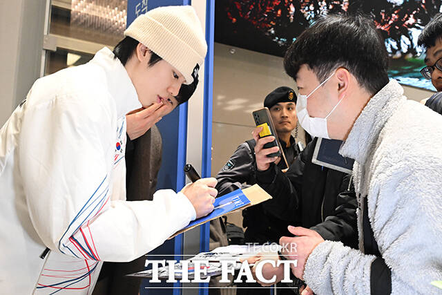 2026 밀라노·코르티나담페초 동계올림픽에서 피겨스케이팅 종목에 출전한 차준환이 23일 인천국제공항을 통해 귀국하고 있다. /인천국제공항=김성렬 인턴기자