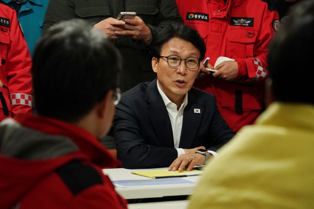 김민석 국무총리는 23일 야간 산불 진화가 진행 중인 경남 함양군 현장을 찾아 총력 대응을 주문했다. /총리실