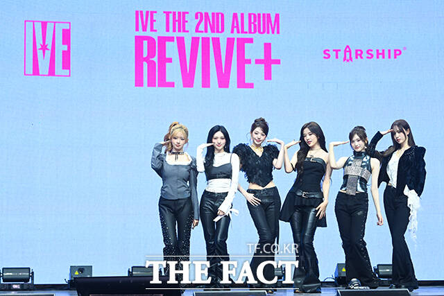 그룹 아이브의 레이와 가을, 장원영, 안유진, 이서, 리즈(왼쪽부터)가 23일 오후 서울 광진구 예스24 라이브홀에서 열린 정규 2집 ‘REVIVE+(리바이브 플러스)’ 발매 기념 미디어 쇼케이스에 참석해 포즈를 취하고 있다. /서예원 기자