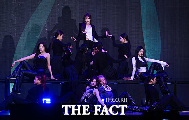 그룹 아이브가 23일 오후 서울 광진구 예스24 라이브홀에서 열린 정규 2집 ‘REVIVE+(리바이브 플러스)’ 발매 기념 미디어 쇼케이스에 참석해 타이틀곡 ‘블랙홀(BLACKHOLE)’ 무대를 펼치고 있다. /서예원 기자
