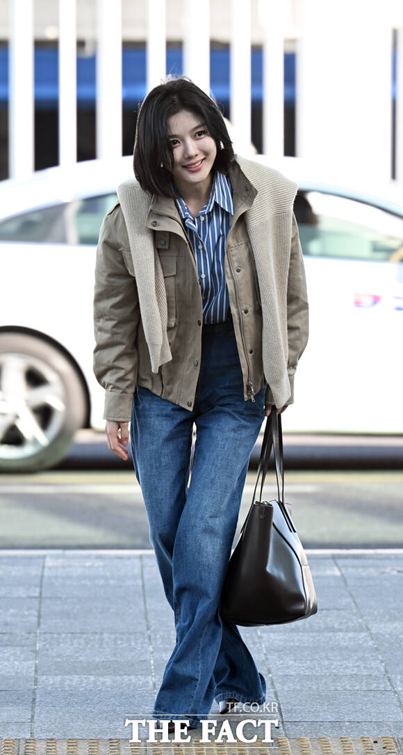 배우 김유정이 23일 오전 브루넬로 쿠치넬리 가을겨울 여성 프레젠테이션 참석을 위해 인천국제공항에서 밀라노로 출국하며 손하트를 하고 있다. /인천국제공항=이새롬 기자