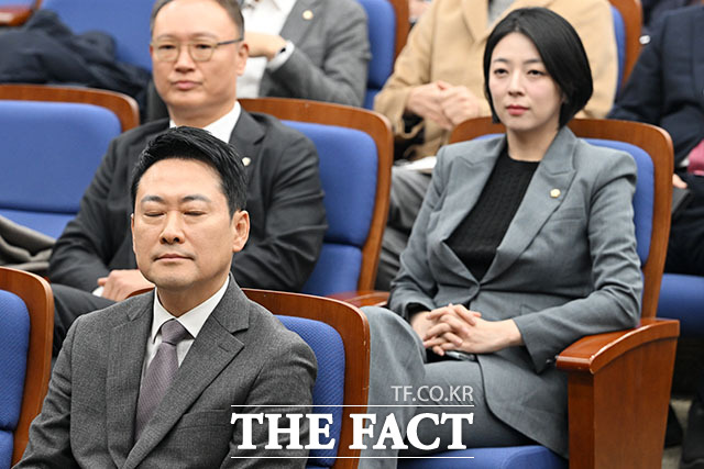 의원총회 참석한 배 의원(왼쪽)과 장 대표.