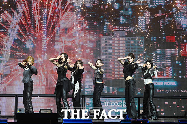 그룹 아이브가 23일 오후 서울 광진구 예스24 라이브홀에서 열린 정규 2집 ‘REVIVE+(리바이브 플러스)’ 발매 기념 미디어 쇼케이스에 참석해 타이틀곡 ‘블랙홀(BLACKHOLE)’ 무대를 펼치고 있다. /서예원 기자