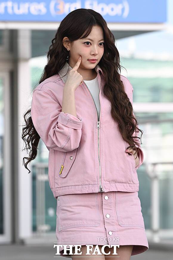 르세라핌 홍은채가 23일 오전 '오니츠카타이거(Onitsuka Tiger)'의 패션쇼 참석을 위해 인천국제공항에서 이탈리아 밀라노로 출국하며 팬들에게 인사하고 있다. /인천국제공항=김성렬 인턴기자