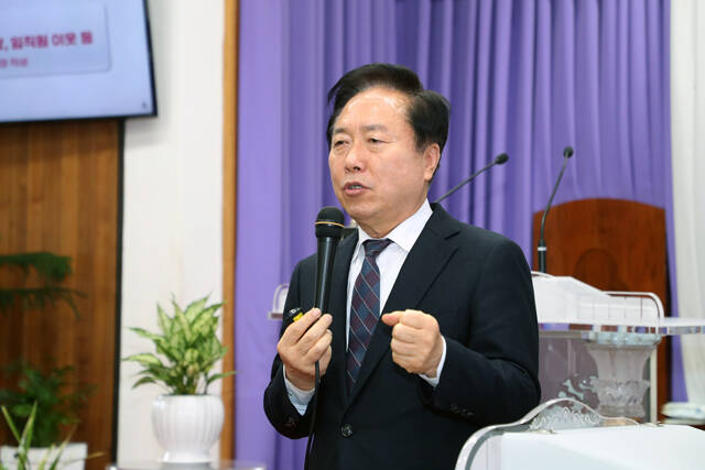 권기창 안동시장이 산불 특별법 피해 지원 순회 설명회에서 발언하고 있다. /안동시