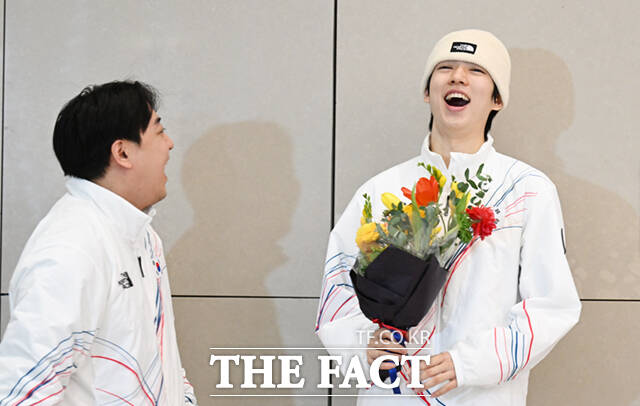 2026 밀라노·코르티나담페초 동계올림픽 일정을 마친 한국 피겨스케이팅 남자 싱글 간판 차준환(서울시청)이 23일 인천국제공항으로 귀국해 김진서 코치로부터 꽃다발을 받고 있다.