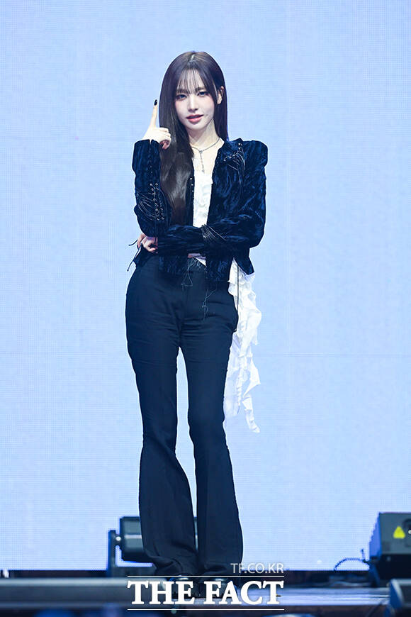 그룹 아이브의 레이와 가을, 장원영, 안유진, 이서, 리즈(왼쪽부터)가 23일 오후 서울 광진구 예스24 라이브홀에서 열린 정규 2집 ‘REVIVE+(리바이브 플러스)’ 발매 기념 미디어 쇼케이스에 참석해 포즈를 취하고 있다. /서예원 기자