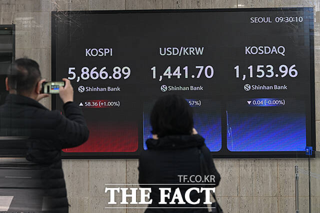 미 연방대법원이 도널드 트럼프 대통령의 상호관세 정책에 제동을 건 가운데 23일 오전 서울 중구 신한은행 로비 전광판에 지수가 표시되고 있다. /서예원 기자