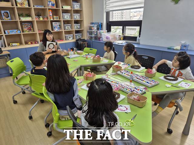 서울시가 맞벌이 가정 지원과 초등 돌봄 공백 해소를 위해 야간 52개소·아침 30개소에서 돌봄 서비스를 확대 운영한다. 사진은 구로 키움센터 학교 밖 늘봄학교 운영모습. /서울시