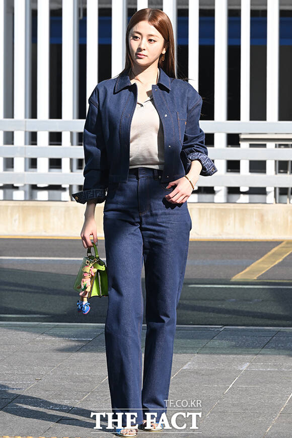 르세라핌 허윤진이 23일 오전 ‘밀라노 패션 위크 펜디 FW 26 쇼’ 참석을 위해 인천국제공항에서 이탈리아 밀라노로 출국하며 손하트 포즈를 취하고 있다. /인천국제공항=김성렬 인턴기자