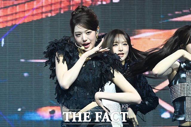 그룹 아이브가 23일 오후 서울 광진구 예스24 라이브홀에서 열린 정규 2집 ‘REVIVE+(리바이브 플러스)’ 발매 기념 미디어 쇼케이스에 참석해 타이틀곡 ‘블랙홀(BLACKHOLE)’ 무대를 펼치고 있다. /서예원 기자